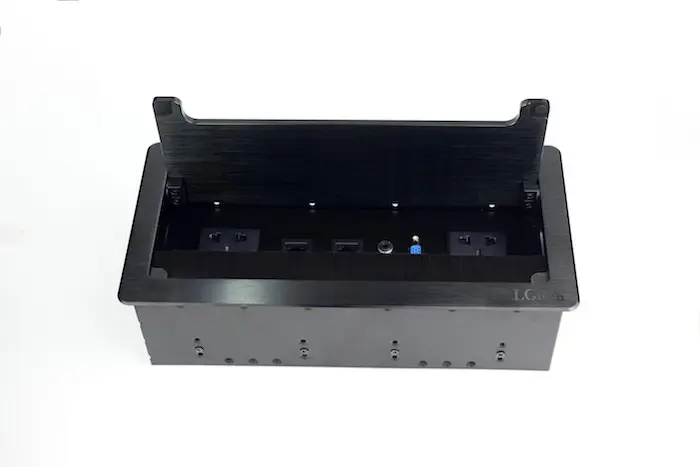 Ổ cắm âm bàn nắp lật trang bị hai cổng nguồn 3 chấu, 2 cổng LAN, Audio. VGA