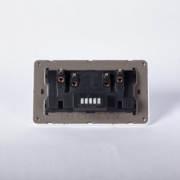 ổ cắm điện hình chữ nhật có cổng usb và công tắc ngắt mở nguồn