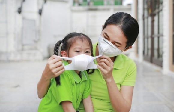 Đeo khẩu trang khi ra đường để hạn chế ảnh hưởng của ô nhiễm không khí Đeo khẩu trang khi ra đường để hạn chế ảnh hưởng của ô nhiễm không khí