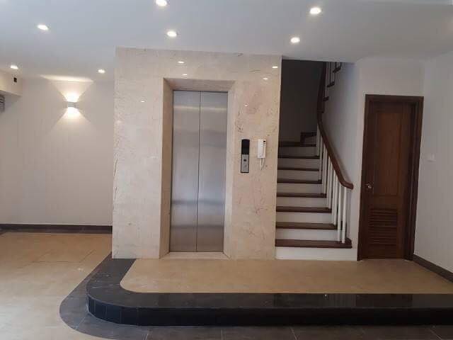 bố trí thang máy cho nhà ống