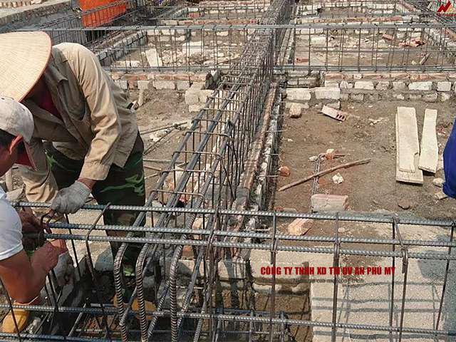 Thực hiện đổ móng