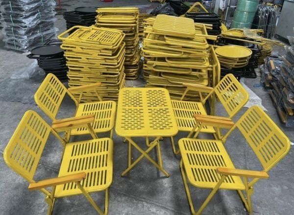 2-ban-ghe-quan-tra-chanh-dep-gia-re-3-tu-trung-hieu-an-moc_fdfd5fae846d446eaaad5d3db0affb56_grande Bộ bàn ghế trà chanh vỉa hè sơn tĩnh điện tay vịn gỗ