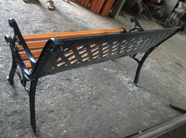 2-ghe-cong-vien-dep-10-tu-trung-hieu-an-moc_7c736db0d1c24f20bfc16c8ccb7519aa_grande Ghế gang công viên