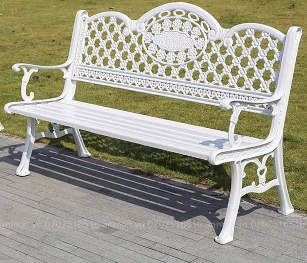 2-ghe-cong-vien-dep-5-tu-trung-hieu-an-moc_32cb8090b5c244e3accc72cddb897a97_grande Mẫu ghế công viên nhôm đúc thiết kế hoa văn cổ điển