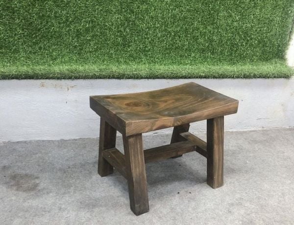 Ghế đôn gỗ thông mặt cong thấp