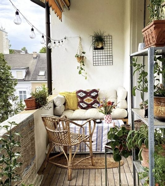 23-ban-cong-chung-cu-nho-dep-bang-cay-xanh-tu-trung-hieu-an-moc_44e90c6583a5438b952e47d53e8a85b5_grande Trang trí ban công chung cư nhỏ bằng cây xanh