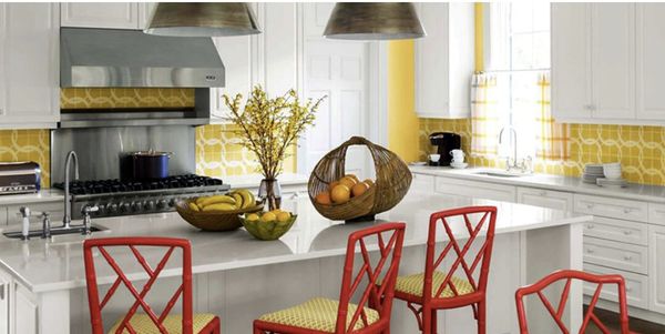 23-trang-tri-phong-bep-ngay-tet-tu-trung-hieu-an-moc_795235e9759b44e5908037abc9fe1d57_grande Sắp xếp củ tỏi, ớt, hành thành từng dây như dây pháo giả 1