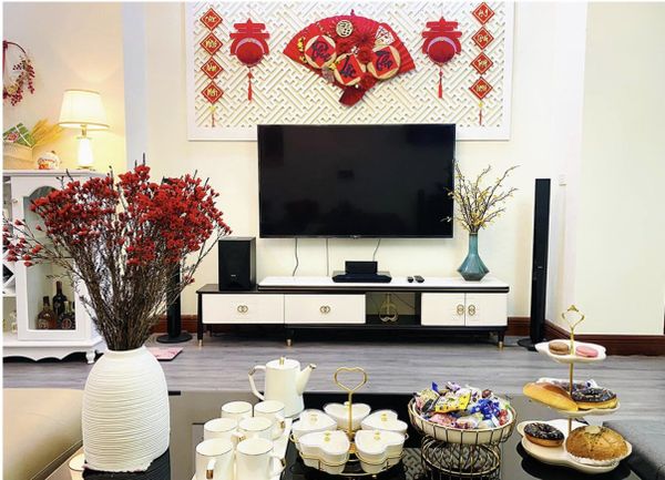 24-trang-tri-phong-bep-ngay-tet-tu-trung-hieu-an-moc_8a5b6749b90141c89891afb70717ab5f_grande Sắp xếp củ tỏi, ớt, hành thành từng dây như dây pháo giả 1