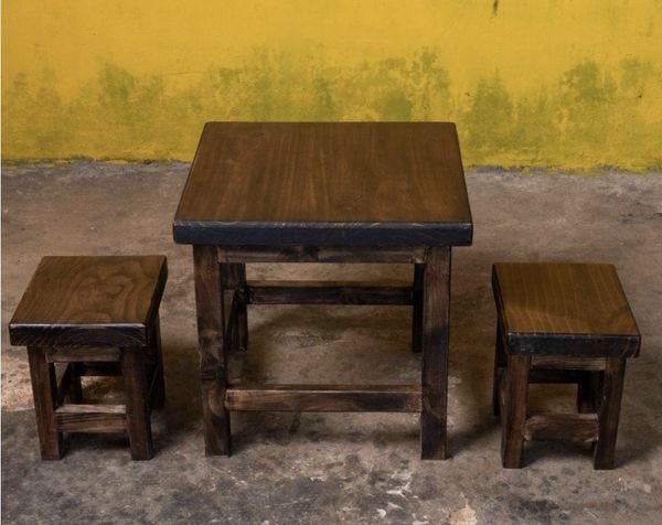 Trang trí nội thất quán với ghế đẩu, ghế gỗ đôn