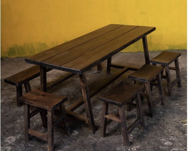 Trang trí nội thất quán với ghế đẩu, ghế gỗ đôn