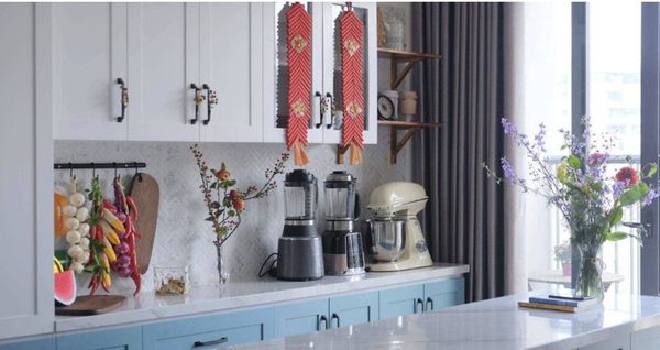 4-trang-tri-phong-bep-ngay-tet-tu-trung-hieu-an-moc_bcad29823e254f819e7f5c2ef10aad1e_grande Dây pháo treo tường gian bếp thêm phần rộn ràng