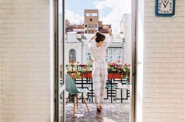 7-su-dung-hoa-la-trang-tri-ban-cong-chung-cu-tu-trung-hieu-an-moc_087d61431f69425fb1b3925e7571c35b_grande Sử dụng cây cỏ và hoa lá trang trí ban công chung cư