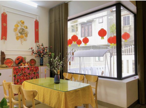 8-trang-tri-phong-bep-ngay-tet-tu-trung-hieu-an-moc_22109c8f474b409f8b3ae1965c6cd78d_grande Thêm chậu hoa mai, hoa đào các cửa sổ bếp