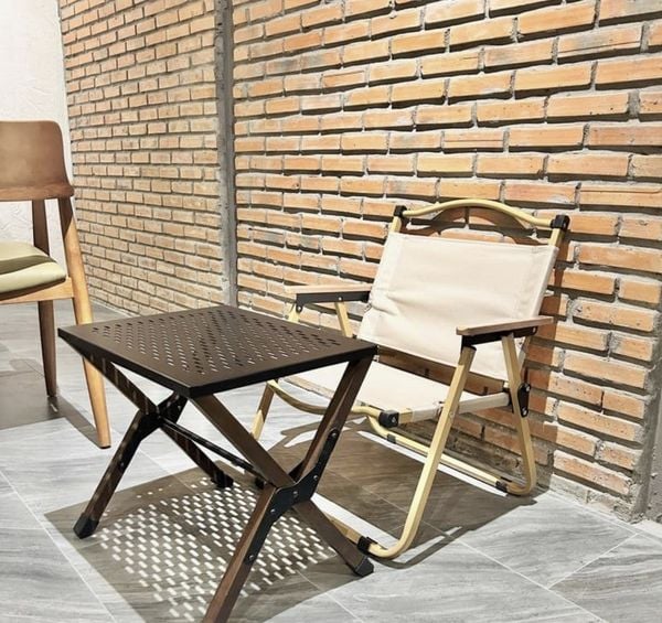 ban-ghe-cho-quan-tra-sua-via-he-1-tu-trung-hieu-an-moc_9b72ab1bdce34610b0c46e5a4b8dffad_grande tham khảo mẫu bàn ghế gấp gọn AM_GC01 cho quán trà sữa vỉa hè