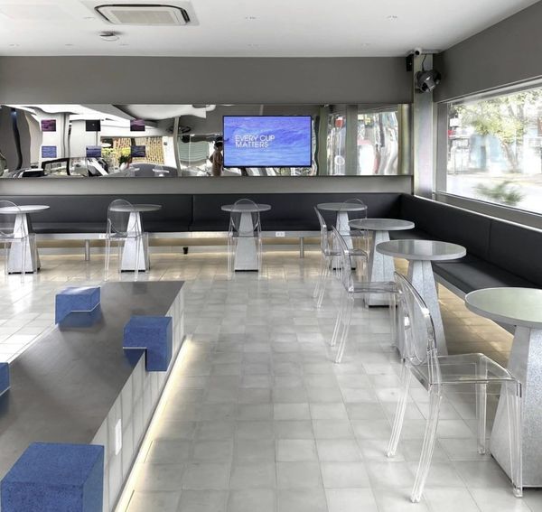 ban-ghe-nhua-duc-cho-quan-tra-sua-3-tu-trung-hieu-an-moc_c1dbdb77946646248da947dbb4728e39_grande Quán trà sữa cafe Be Mind tại Hồ Chí Minh được bày trí với bàn ghế nhựa đúc trong suốt lạ mắt tạo không gian 3D hiện đại