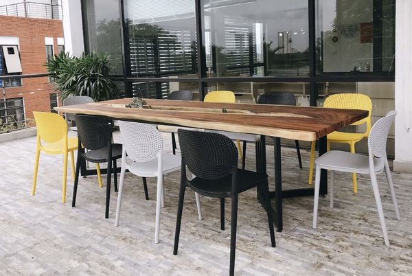 ban-ghe-nhua-duc-cho-quan-tra141335-tu-trung-hieu-an-moc_cb127843f7674a1dba70b0221fc836db_grande Ghế nhựa đúc với ưu thế gọn nhẹ nên có thể xếp chồng 10 cái lên nhau khi dọn dẹp