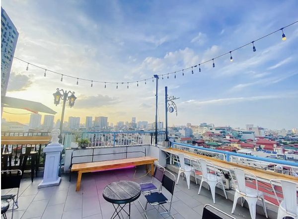 ban-ghe-quan-tra-sua-tang-thu142142-tu-trung-hieu-an-moc_c960e34339da495dbc5578feee94c78e_grande Bàn ghế quán trà sữa tầng thượng 2