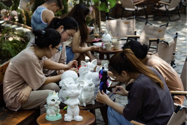 ban-ghe-quan-tra-sua-workshop-1-tu-trung-hieu-an-moc_51b2d02a9cc0465f82b847a426eab3e0_grande Bàn ghế quán trà sữa phối workshop