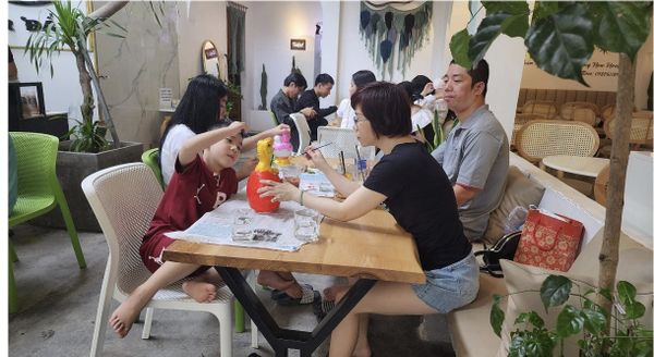 ban-ghe-quan-tra-sua-workshop-2-tu-trung-hieu-an-moc_8a2dc6e840474f7190556ca3494b7905_grande Bàn ghế quán trà sữa phối workshop 2