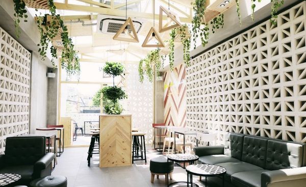 ban-ghe-sofa-cho-quan-tra-sua-3-tu-trung-hieu-an-moc_c4495ca3468240cf95afcfdd15a7672d_grande Bàn ghế sofa trà sữa 3