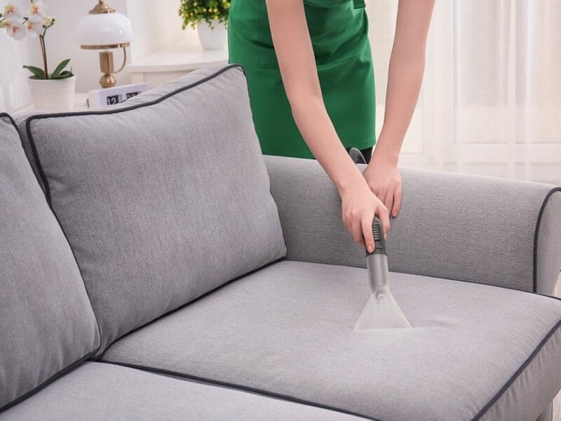 cach-lam-sach-ghe-sofa-vai-bang-baking-soda__4__614fa7a2fda746b38299f54a26f29775 cách làm sạch ghế sofa vải màu trắng