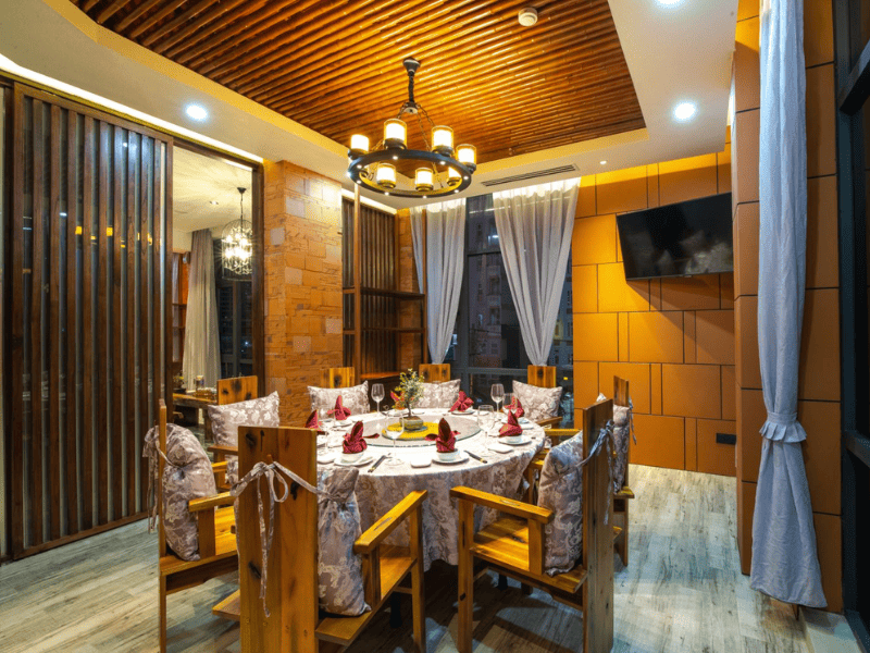 cach-sap-xep-ban-ghe-trong-nha-hang-07_c1d79912e3554a538103e98b30024ac6 cách sắp xếp bàn ghế trong nhà hàng đúng cách