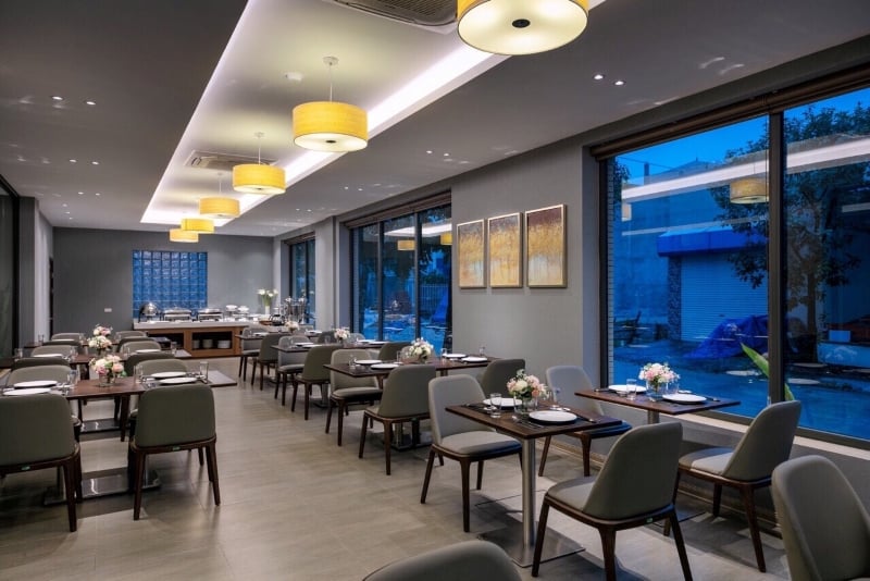 cach-sap-xep-ban-ghe-trong-nha-hang-15_1c3e722896b14c2d9a5ac95a6baabedf cách sắp xếp bàn ghế trong nhà hàng ăn