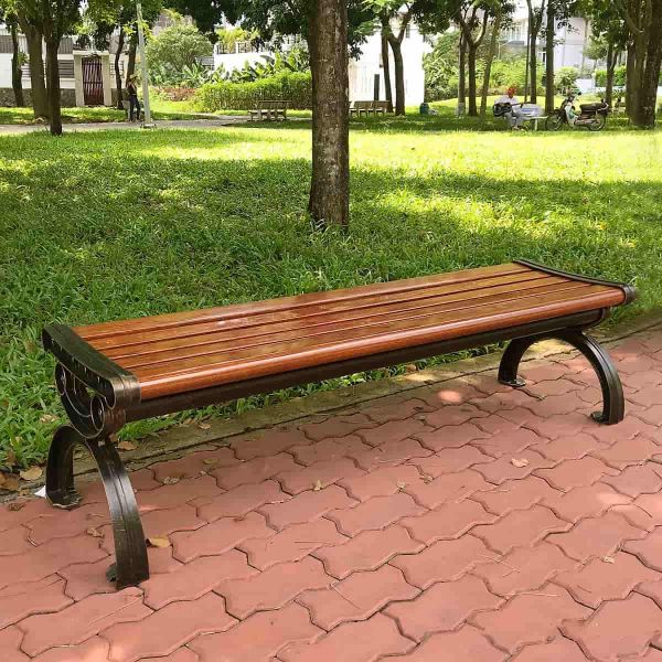 Ghế băng gỗ ngoài trời đơn giản và mộc mạc