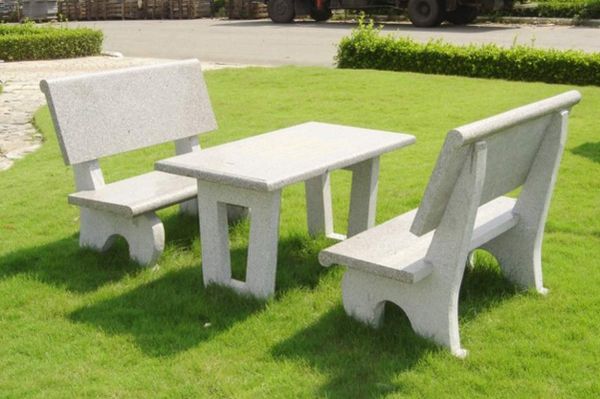 Ghế đá truyền thống với thiết kế đơn giản