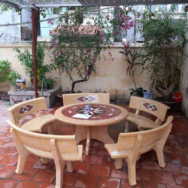 Băng ghế đá ngoài trời với gam màu sắc tươi sáng
