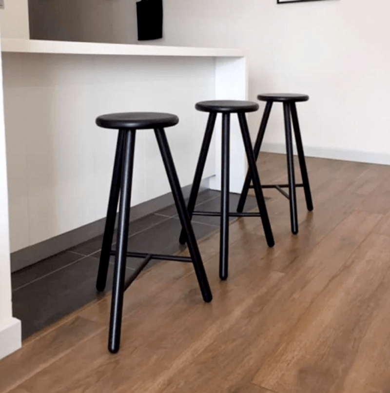 ghe-go-tron-3-chan-1__4__971157c55dcb4dfc8b85612b9b90a67e ghế gỗ tròn 3 chân cao