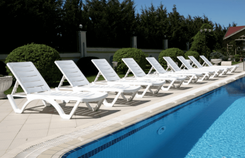 ghế hồ bơi ngoài trời