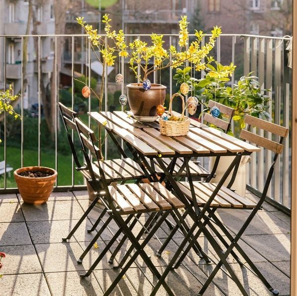 trang-tri-ban-cong-chung-cu-don-gian-voi-ban-ghe-tu-trung-hieu-an-moc_0310ca83149a4e37886b9a562d11ae73_grande Sử dụng phụ kiện trang trí bàn ghế tạo điểm nhấn cho ban công