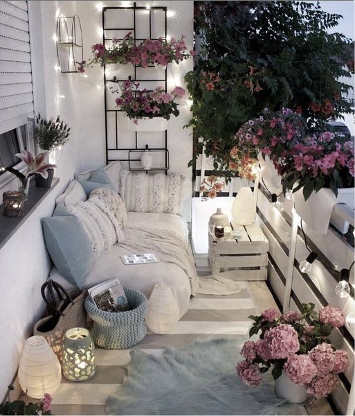 trang-tri-ban-cong-chung-cu-don-gian-voi-thung-go-tu-trung-hieu-an-moc_0759b944b7e94d5d84af88a0711eb4f9_grande Có thể tận dụng các vật dụng tái chế như thùng gỗ để trang trí ban công.