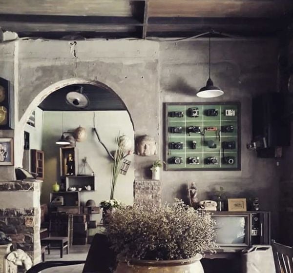 Tạo góc check-in cổ xưa với phụ kiện bàn may, radio mẫu 1