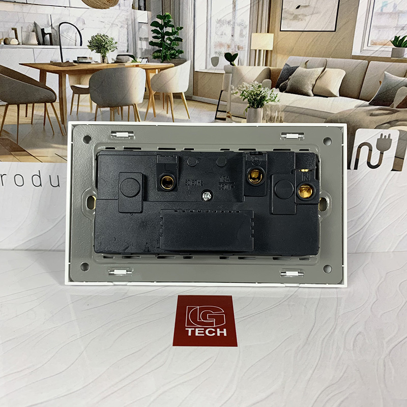Ổ cắm điện size EU có cổng USB, Type C 10W, màu trắng LG Tech mã LG-F21-155 2 Mặt sau ổ cắm điện size EU có cổng USB, Type C 10W, màu trắng LG Tech mã LG-F21-155