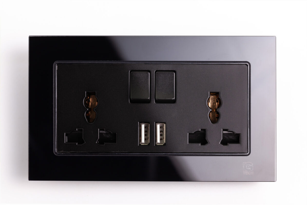 Ổ điện đa năng 2 ổ cắm, 2 cổng USB, viền kính màu đen LG Tech LG-F71B-066 1 Ổ điện đa năng 2 ổ cắm, 2 cổng USB, viền kính màu đen LG Tech LG-F71B-066