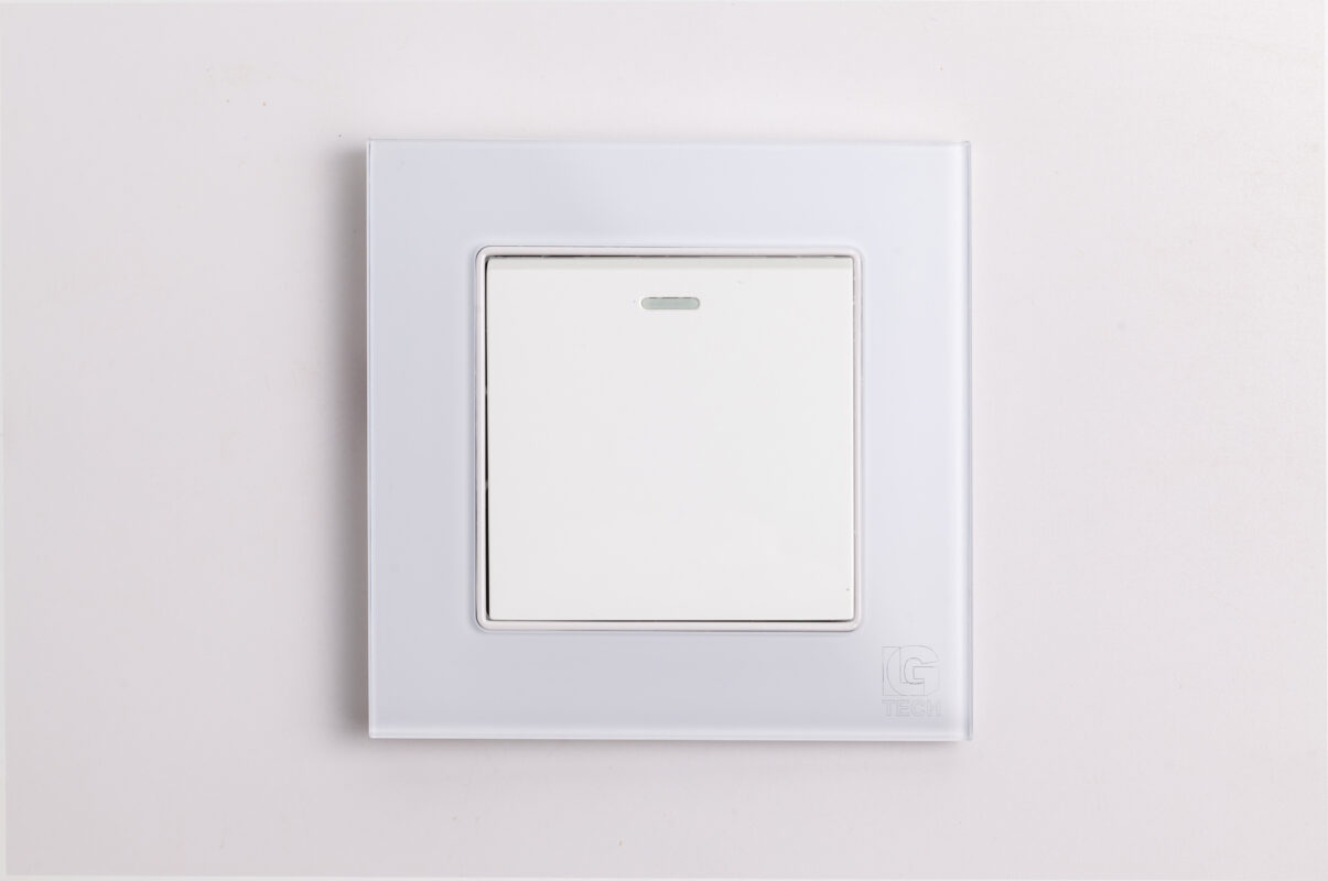 Công tắc điện đơn, 1 chiều, chuẩn vuông, viền kính màu trắng LG Tech mã LG-F71W-001 1 Công tắc điện đơn, 1 chiều, chuẩn vuông, viền kính màu trắng LG Tech mã LG-F71W-001