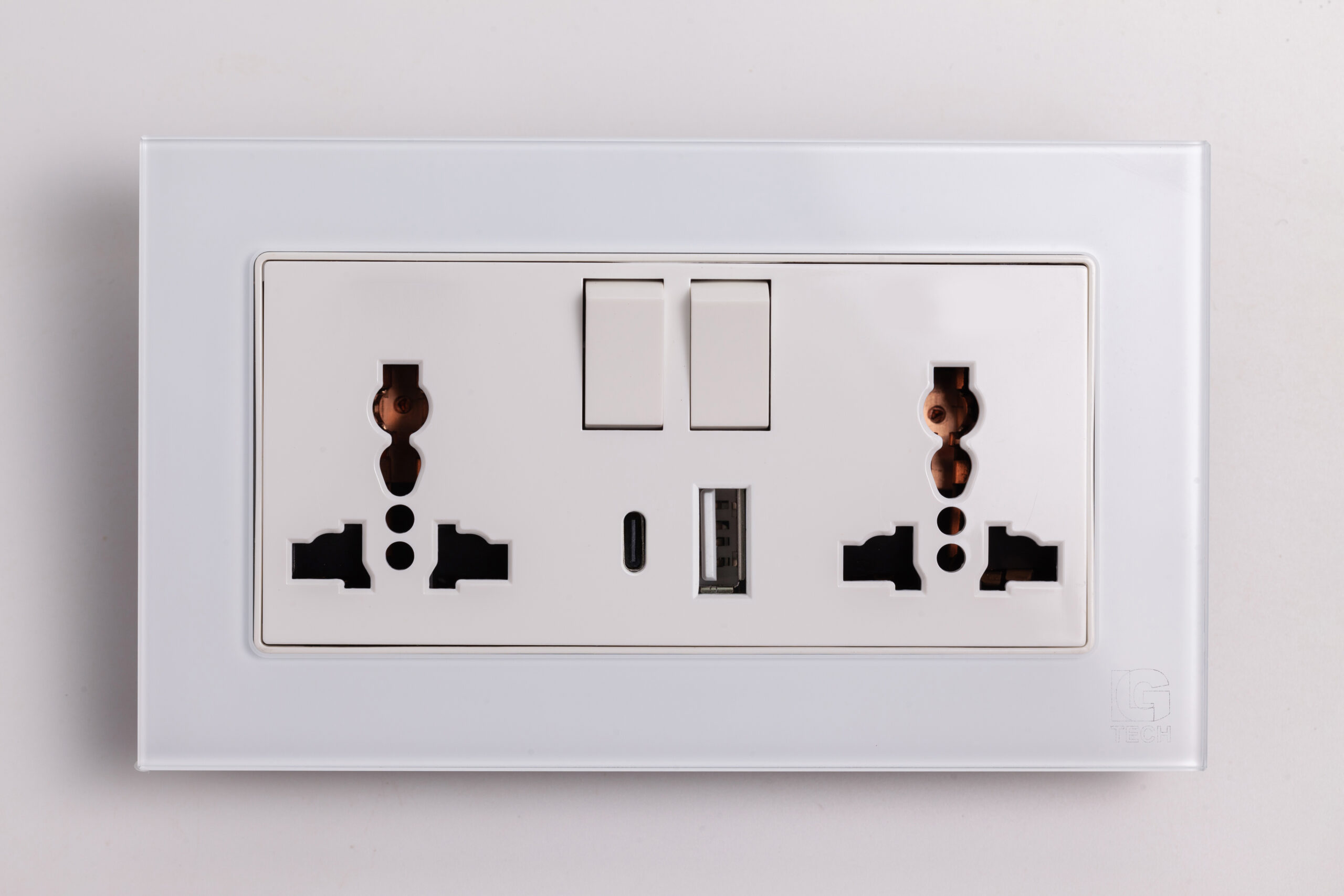 Ổ cắm size EU có cổng sạc USB và Type C 10W, viền kính màu trắng LG Tech mã LG-F71W-155 1 Ổ cắm size EU có cổng sạc USB và Type C 10W, viền kính màu trắng LG Tech mã LG-F71W-155