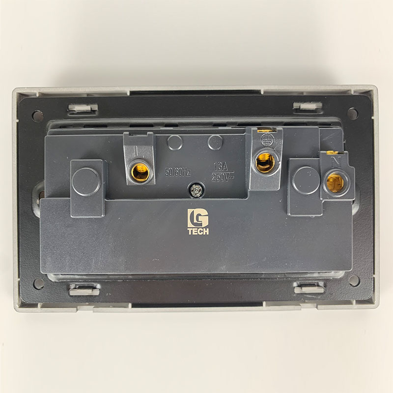 Ổ cắm điện có công tắc an toàn và đèn báo 3 chấu màu đen LG Tech LG-B21-065 3 Ổ cắm điện có công tắc an toàn và đèn báo 3 chấu màu đen LG Tech LG-B21-065