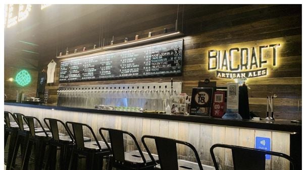 Những chiếc ghế bar cao lựa chọn hợp lý cho khu vực đơn quầy bar tại quán bia