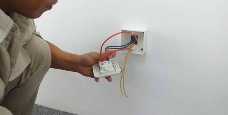 Cách lắp công tắc điện với 4 bước đơn giản 1 Cách lắp công tắc điện với 4 bước đơn giản 1
