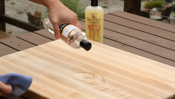 ve-sinh-ban-ghe-go-09