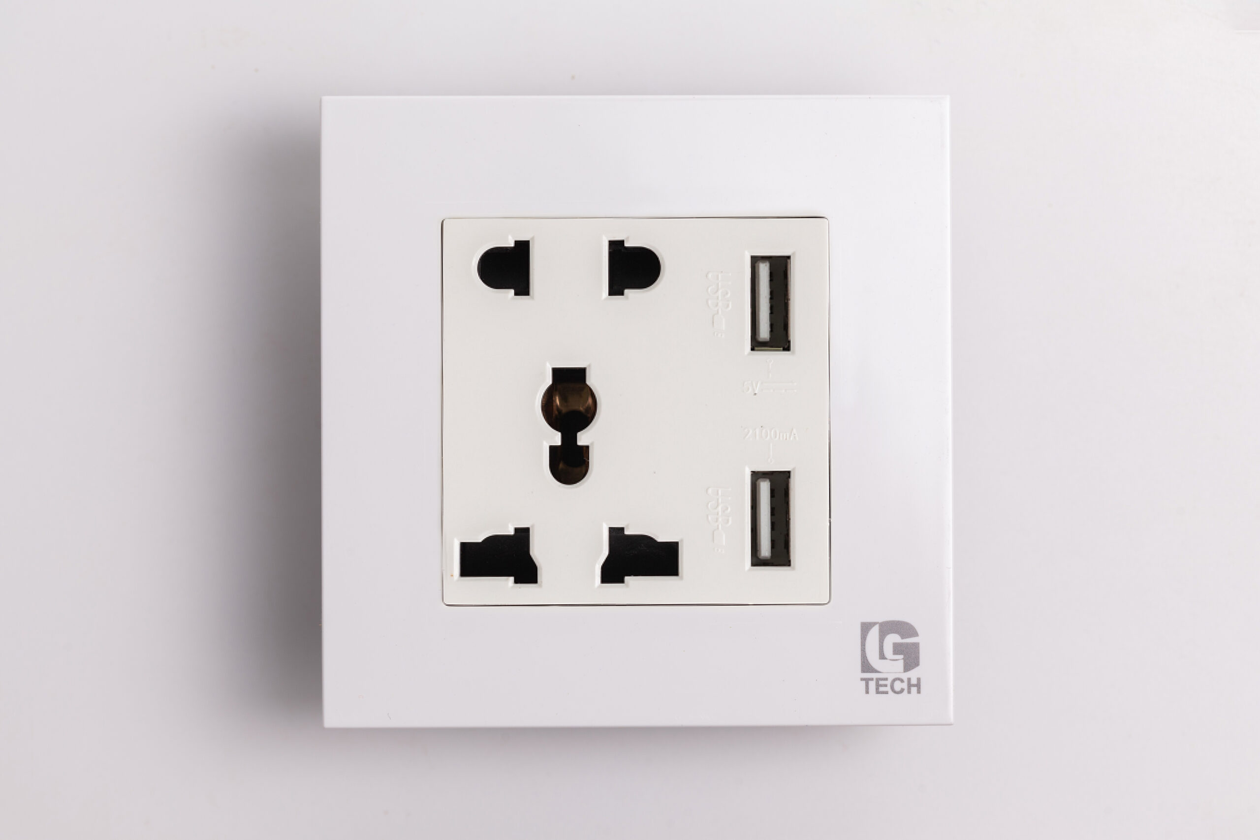 Ổ cắm vuông 5 chấu: Đa năng, tiện lợi cho mọi gia đình và văn phòng 9