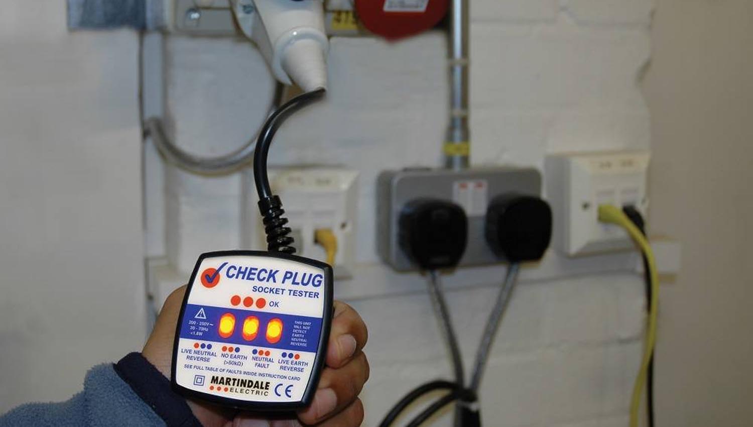 Cách kiểm tra ổ cắm điện trong nhà có đang bị quá tải hay không? 8
