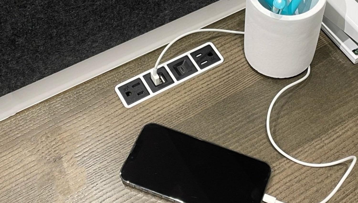 Vì sao ổ cắm âm bàn ngày càng phổ biến trong thiết kế nội thất? 1