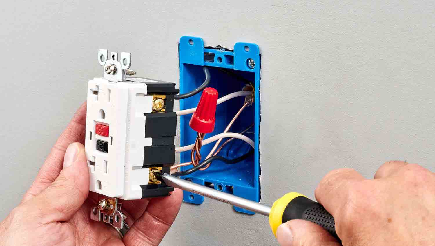 Những sai lầm phổ biến khi sử dụng ổ cắm điện 2 Kiếm tra ổ cắm điện định kỳ để đảm bảo an toàn