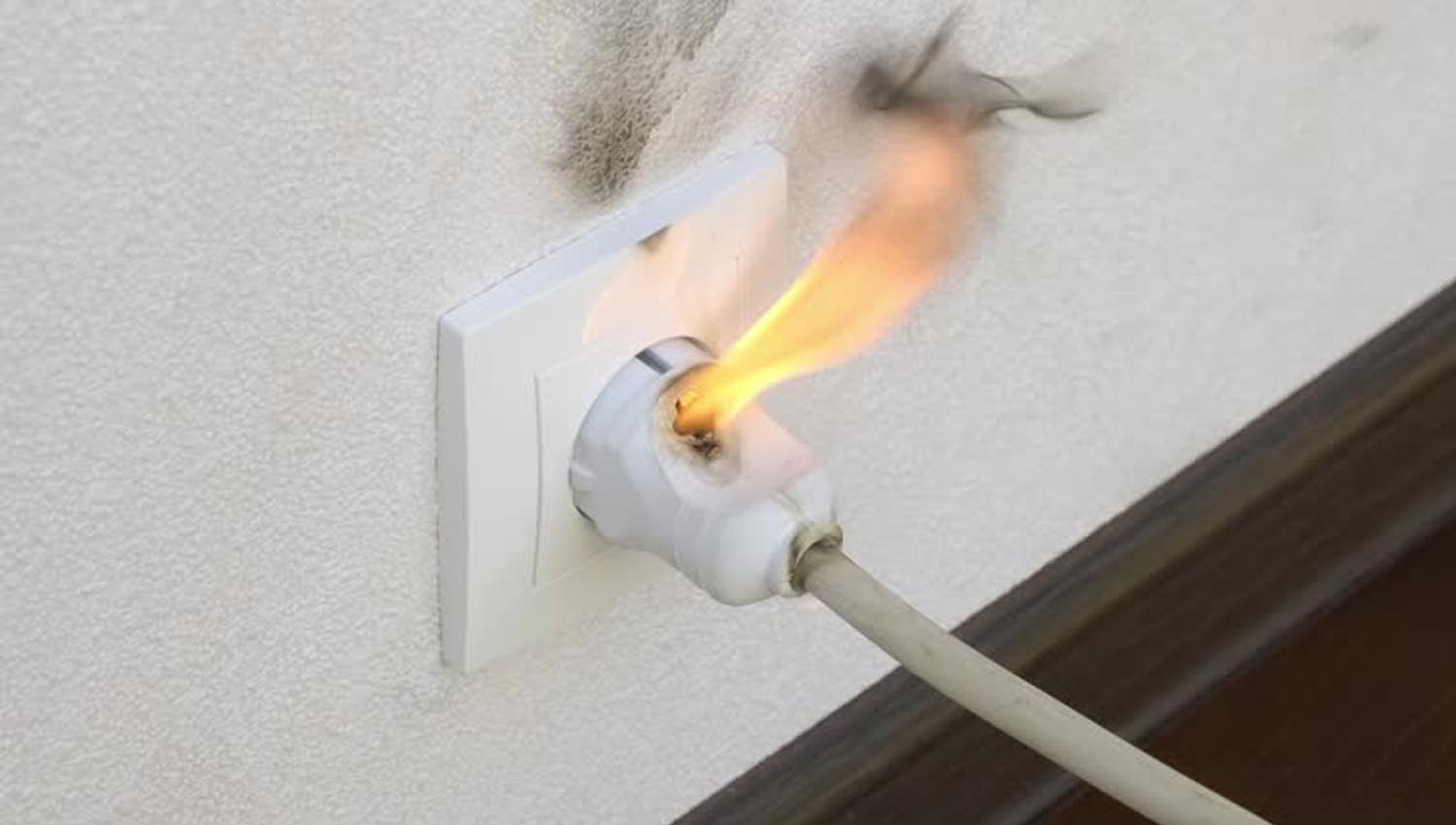 Nguy hiểm từ ổ cắm điện giả, kém chất lượng 1 Nguy hiểm từ ổ cắm điện giả, kém chất lượng 1