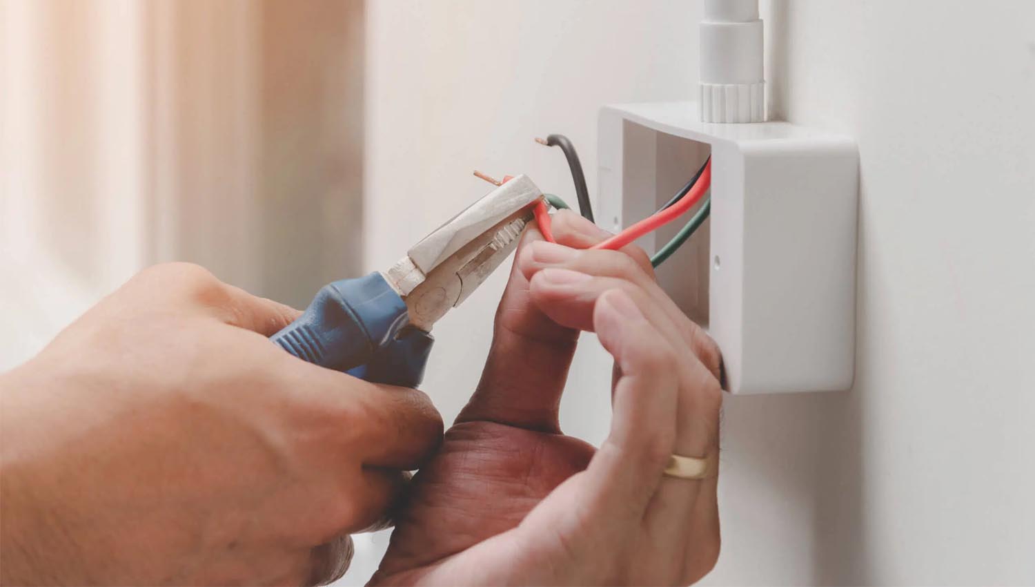 Hướng dẫn thay ổ cắm 3 chấu đơn giản tại nhà: tránh những lỗi thường mắc phải 2