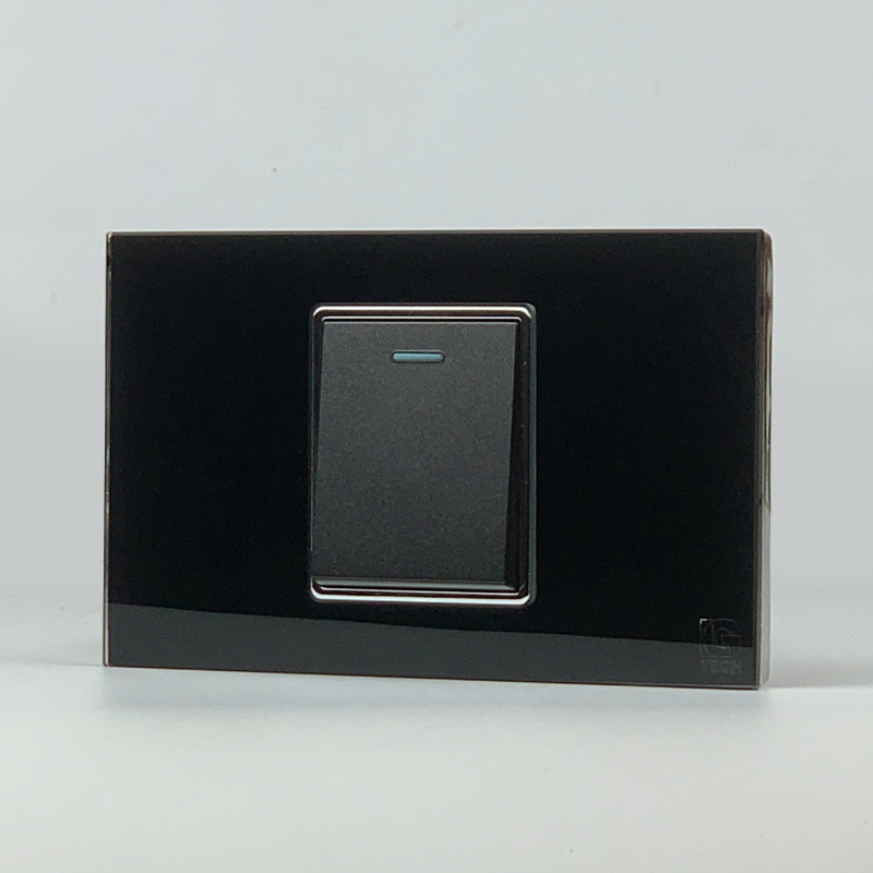 Mô đun công tắc đơn 1 chiều, size 36mm viền kính màu đen LG Tech 2 Mô đun công tắc đơn 1 chiều, size 36mm viền kính màu đen LG Tech